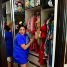 La Mofle mostrando sus vestidos y accesorios que conserva.