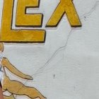 Agentes policiales buscan más pistas de un doble crimen. Dos sujetos son investigados.