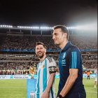 Lionel Scaloni y Lionel Messi celebrando el triunfo albiceleste.