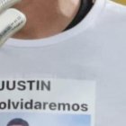 Javier Burrai y una camiseta en homenaje a Justin Cornejo.