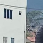 Familiares de una víctima llegaron al Centro Forense de Cuenca para realizar los trámites de ley y retirar el cuerpo.