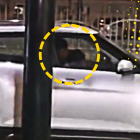 La pareja estaba dentro de este vehículo. En la grabación se observa cómo la golpea.