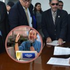 Néstor Marroquín entregó la petición en la Delegación Provincial del CNE. El secretario del organismo lo recibió.