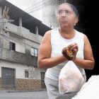 Hilda muestra cómo le suplicó al individuo que se metió a su casa que no la matara. Se arrodilló para implorarle que no le disparara.