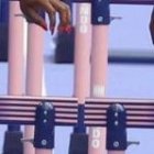 La ecuatoriana Maribel Caicedo (i) junto a Charisma Taylor de Bahamas en semifinales de 100 metros vallas