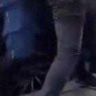 Secuencia. 1. Conductor provoca al agente antes del combate. 2. Agentes tratan de neutralizar al conductor. 3. Ciudadano se sube en su propio vehículo antes de tirar más golpes.