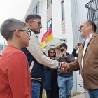 Humberto Plaza, ministro de Vivienda, fue el encargado de darle las llaves de su nueva casa a Daniel Pintado, quien llegó acompañado de su esposa, hijos y madre.