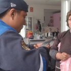 Las familias se están preparando para una posible erupción del volcán.