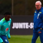 Vinícius (i) comandará el ataque de la selección brasileña dirigida por Dorival Junior (d).