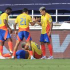 Jugadores de Colombia celebran un gol este martes, en un partido de las eliminatorias sudamericanas para el Mundial de 2026 entre Colombia y Argentina en el estadio Metropolitano en Barranquilla (Colombia)