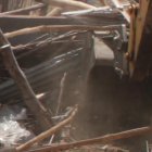 Maquinaria pesada destruye las casas de caña que se habían construido ilegalmente.