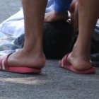 Un familiar se agachó llorando junto al sujeto contra quien estuvo enfocado el atentado. Lo abrazó, le acarició el rostro y después se apartó.