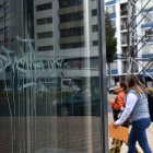 Este es el daño registrado sobre los vidrios que hacen parte de una estación del Metro de Quito.