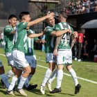 Damián Díaz celebra su gol con sus compañeros en Banfield.