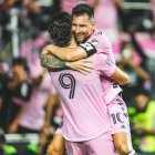 Lionel Messi abraza a Leonardo Campana en el festejo de gol de Inter Miami