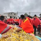 En la pampamesa todos aportan con alimentos. Se colocan papas, mellocos, habas y tostado.
