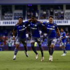 Diogo Bagüí (c) celebra su gol en el Capwell, junto a Tommy Chamba (d) y Ronny Borja