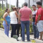 La mamá 

de Kenny Mora (blanco) lloraba desconsolada. Sus familiares le daban consuelo.