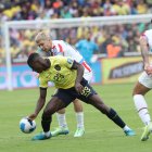 El volante Moisés Caicedo terminó extenuado en el medio campo por sus labores defensivas y ofensivas.