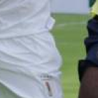 Willian Pacho (d) en el partido de Ecuador frente a Uruguay