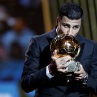 Paris (France), 28/10/2024.- Manchester City and Spain midfielder Rodri kisses the trophy after winning the Men's Ballon d'Or 2024 award at the Ballon d'Or 2024 ceremony at the Theatre du Chatelet in Paris, France, 28 October 2024. (Francia, España) EFE/EPA/MOHAMMED BADRA