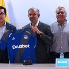 César Avilés (d) será el encargado de dirigir a Emelec tras la renuncia de José Pileggi (c).