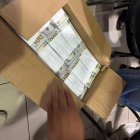 El dinero falso estaba distribuido en cartones.