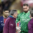 Gianluigi Donnarumma (c) fue asistido de inmediato por el cuerpo médico de PSG