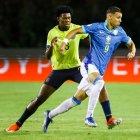 Deinner Ordóñez  de Ecuador y Deivid Washington de Brasil en el Sub 20 que se juega en Venezuela.