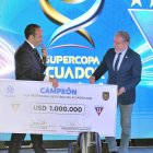 Francisco Egas, presidente de FEF, dio el cheque al presidente Isaac Álvarez.