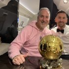 Jorge Mas, co-propietario del Inter Miami, y Lionel Messi con el octavo balón de oro.