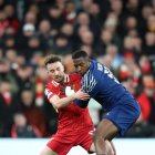 Wllian Pacho (d) en la marca sobre un jugador de Liverpool, en el partido de PSG en Anfield, por los octavos de final de Champions League