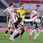 Facundo Colidio (i) de River disputa el balón con Octavio Rivero (c) de Barcelona.