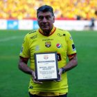 Miguel Brindisi, DT finalista de América con Barcelona, fue homenajeado por el club en 2016 y recientemente entregándole la camiseta del Centenario.