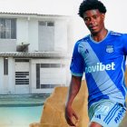 Los sujetos ingresaron abruptamente al domicilio del futbolista.