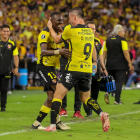 Ocatvio Rivero (d) junto a Janner Corozo en la celebración de gol con Barcelona