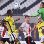 AMDEP4966. BUENOS AIRES (ARGENTINA), 08/04/2025.- José David Contreras portero de Barcelona rechaza un balón este martes, en un partido de la fase de grupos de la Copa Libertadores entre River Plate y Barcelona en el estadio Más Monumental en Buenos Aires (Argentina). EFE/ Juan Ignacio Roncoroni