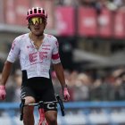 Richard Carapaz celebra tras la victoria al cruzar la meta de la 11ª etapa del Giro de Italia de Viareggio a Castelnovo ne' Monti.
