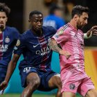 Willian Pacho (i) PSG marca a Lionel Messi en el Mundial de Clubes