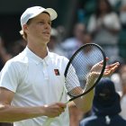 Sinner celebra tras batir por 6-4, 6-3 y 6-0 a su compatriota Luca Nardi.