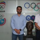 El presidente del COE, Jorge Delgado (d), posa junto al ministro del Deporte, José David Jiménez.