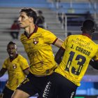 Gastón Campi (i) fue el autor del único gol de Barcelona ante Delfín