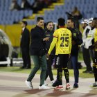 Con la consigna de refrescar líneas ante El Nacional, Ismael Rescalvo (c) conversa con el volante Dixon Arroyo (d) y el extremo Christian Solano.