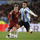 AMDEP2897. BUENOS AIRES (ARGENTINA), 04/09/2025.- Lautaro Martínez (d) de Argentina disputa el balón con Yeferson Soteldo de Venezuela este jueves, en un partido por las eliminatorias a la Copa Mundial 2026 entre Argentina y Venezuela en el estadio Monumental en Buenos Aires (Argentina). EFE/ Juan Ignacio Roncoroni