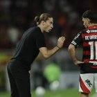 El entrenador de Flamengo, Filipe Luís (i), da indicaciones a Giorgian De Arrascaeta y a Gonzalo Plata en un partido de cuartos de final de la Copa Libertadores ante Estudiantes de La Plata.