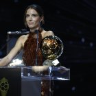 Aitana Bonmatí junto al Balón de Oro que ganó por tercera ocasión.