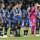 Jugadores de Independiente del Valle forman previo a un partido de cuartos de final de la Copa Sudamericana.