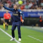 Sebastián Beccacece gesticuló desde la banca de suplentes de Ecuador ante México.