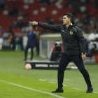 Ismael Rescalvo gesticula desde el banquillo de suplentes en el estadio Rodrigo Paz Delgado.