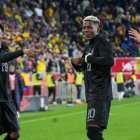 Nilson Angulo (c) fue uno de los jugadores de la Tri que más destacó contra Nueva Zelanda.